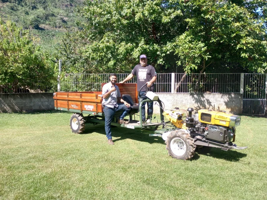 Microtrator Buffalo com carreta entregue ao produtor