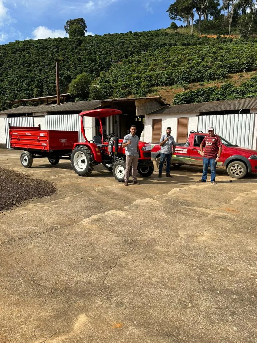 Entrega de trator com carreta na propriedade